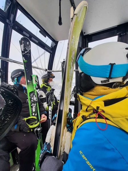 Snowboarders Skiers Ski Lift Cabin View —  Fotos de Stock