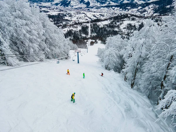 Εναέρια Άποψη Του Snowboarders Δωρεάν Αναβάτες Στην Πλαγιά Σκι Ukraine — Φωτογραφία Αρχείου