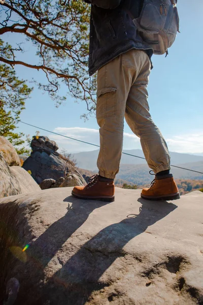 Wanderkonzept Männerbeine Stiefeln Auf Dem Felsen Herbstsaison — Stockfoto