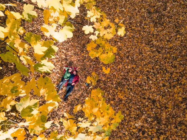 Overhead View Woman Man Laying Ground Covered Autumn Leaves Copy — Photo