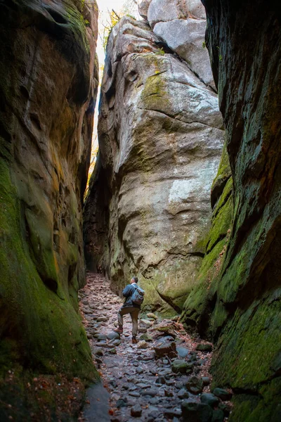 Man Hiker Backpack Canyon Forest Dovbush Rocks Ukraine — Zdjęcie stockowe