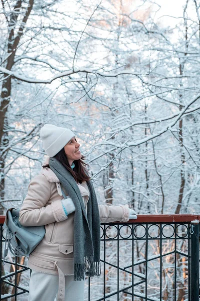 Улыбающаяся Женщина Проходит Мимо Копировального Места Зимнем Парке — стоковое фото