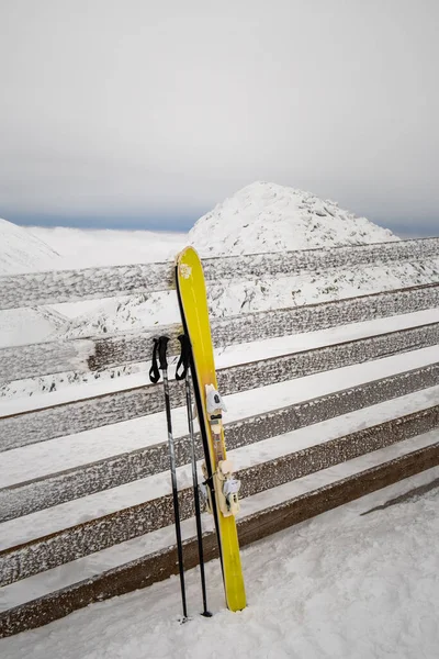 Ski Stick Snow Mountains Background Copy Space — Fotografia de Stock