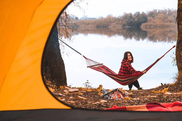 View Tent Woman Sitting Hammock Lake Background Autumn Fall Season — Stock Photo, Image