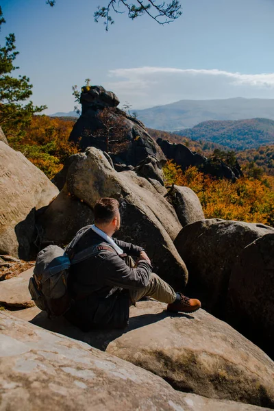 Чоловік Ходить Скелі Насолоджуючись Осіннім Пейзажем Копіювати Простір — стокове фото