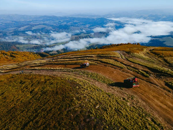 Vista Aérea Suv Road Travel Escalada Por Montanha Cópia Espaço — Fotografia de Stock