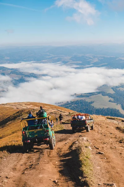 Pessoas Montando Carros Suv Pico Montanha Cópia Espaço — Fotografia de Stock