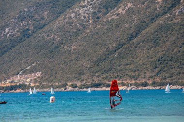 Sörfçülerle dolu Vasiliki plajı Lefkada adası Yunanistan