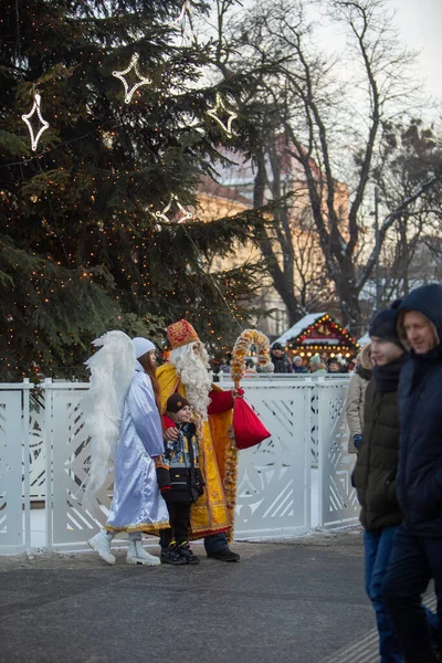 Lviv Ukraine December 2021 Children Taking Picture Santa Saint Mikolay — Zdjęcie stockowe