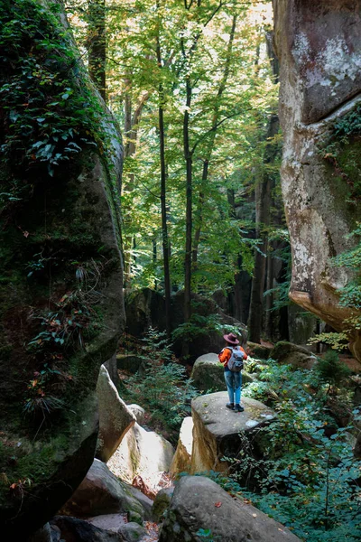 Woman Traveler Backpack Walking Trail Canyon Copy Space — Foto de Stock