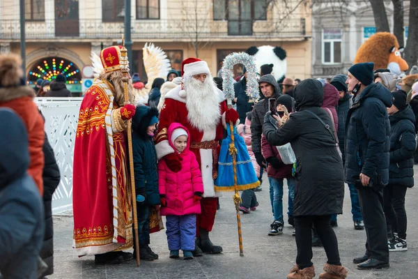 Lviv Ukraine December 2021 Children Taking Picture Santa Saint Mikolay — Zdjęcie stockowe
