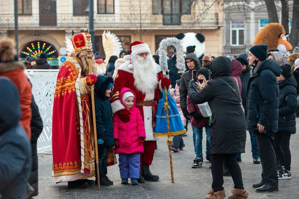 Lviv Ukraine December 2021 Children Taking Picture Santa Saint Mikolay — Stockfoto