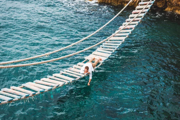 Homme Posé Pont Suspendu Jouissant Une Vue Sur Mer Nature — Photo