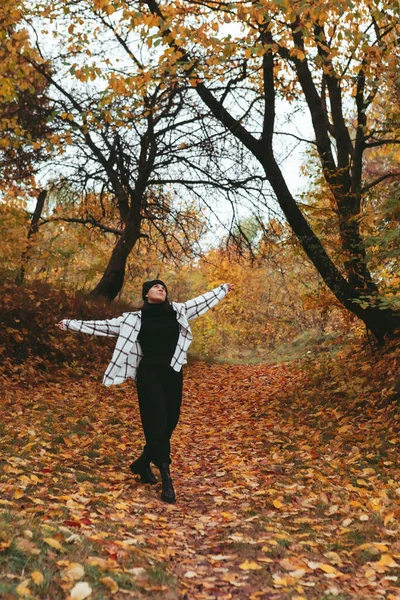 Fericit Femeie Toamna Oraș Parc Oraș Fundal Copia Spațiu — Fotografie, imagine de stoc