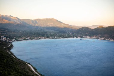 Yunanistan 'ın Lefkada adasında Vasiliki şehir plajı rüzgar sörfü manzarası
