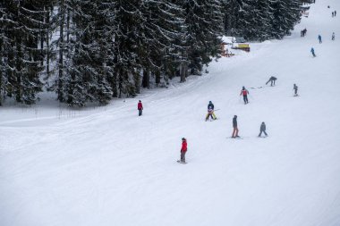 Slovakya, Jasna - 4 Şubat 2022: insanlar yamacın tepesinde yemek yiyor. Boşluğu kopyala