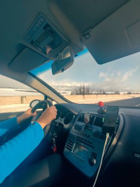 Kış sezonunda yarış pisti üzerinden araba sürmek arka plandaki uzay dağlarını kopyalamak