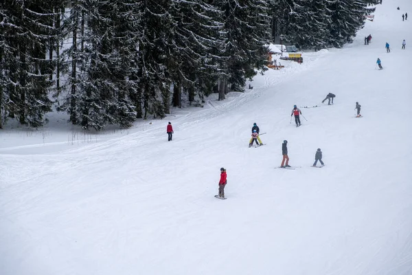 Slovakya, Jasna - 4 Şubat 2022: insanlar yamacın tepesinde yemek yiyor. Boşluğu kopyala