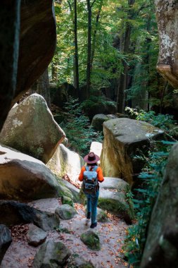 Sırt çantalı bir kadın gezgin. Kanyon fotokopi alanında yürüyor.
