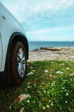 Araba yolculuğu konsepti kirli arabalarla deniz kenarında. Yolculuk konsepti