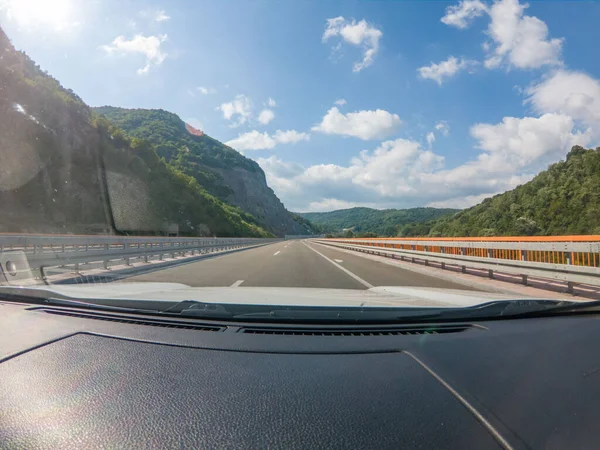 Auto Ravel Concept Rijden Door Speedway Zonnige Zomerdag — Stockfoto