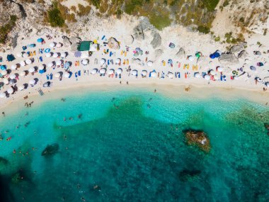 Lefkada adası sahili mavi iyon deniz suyuyla Yunanistan
