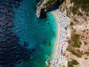 Lefkada adası sahili mavi iyon deniz suyuyla Yunanistan