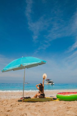 Yaz tatili konsepti. Kadın plajda güneşleniyor fotokopi odasında