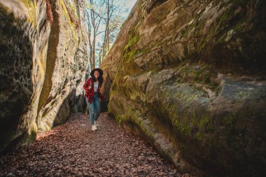 Sırt çantalı bir kadın yürüyüşçü Kanyonda yürüyor