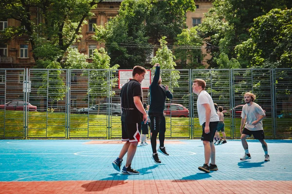 乌克兰利沃夫 2022年5月28日 男子在室外阳光灿烂的夏日打篮球 — 图库照片