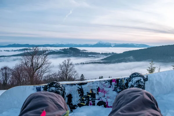 Snowboardista Těší Pohled Západ Slunce Nad Horami Ukrajinský Karpatský — Stock fotografie