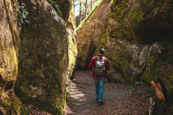 Uomo Escursionista Con Zaino Piedi Sentiero Rocce Canyon Dovbush Ucraina — Foto Stock