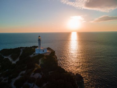 Lefkada adasındaki deniz fenerinin uçurum fotokopi alanındaki hava görüntüsü