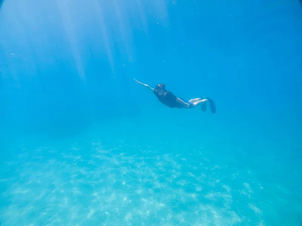 Homem Tomando Foto Selfie Subaquático Scuba Máscara Verão Mar Férias — Fotografia de Stock