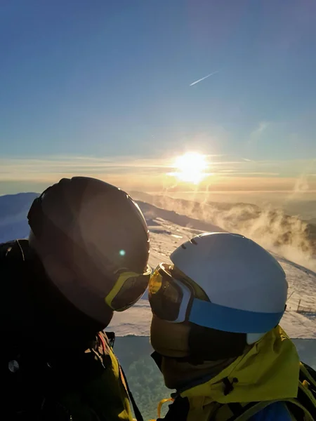 Clovers Couples Skier Snowboarder Sunset Winter Mountains Copy Space — Fotografia de Stock