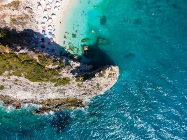 Lefkada adası sahili mavi iyon deniz suyuyla Yunanistan