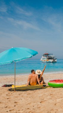 Mutlu çift Yunanistan 'da dinleniyor Mutlu plaj fotokopi alanı