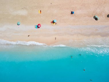 Yunanistan Lefkada adasındaki Egremni plajının hemen üstünde küçük uzay teknesi kopyaları var.