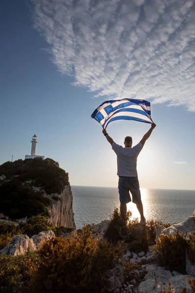 Man Met Griekse Vlag Kijken Naar Zonsondergang Boven Zee Lefkada — Stockfoto