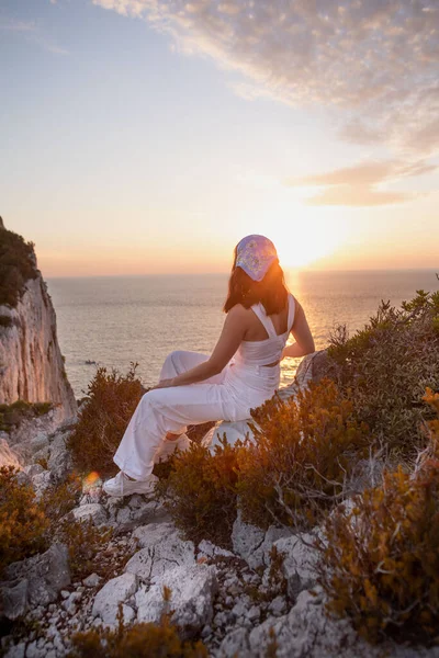 Mutlu Kadın Lefkada Adasının Deniz Feneri Manzarasında Oturuyor Yunanistan Yukarısında — Stok fotoğraf