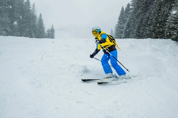Vrouw Skiër Piste Kopiëren Ruimte — Stockfoto