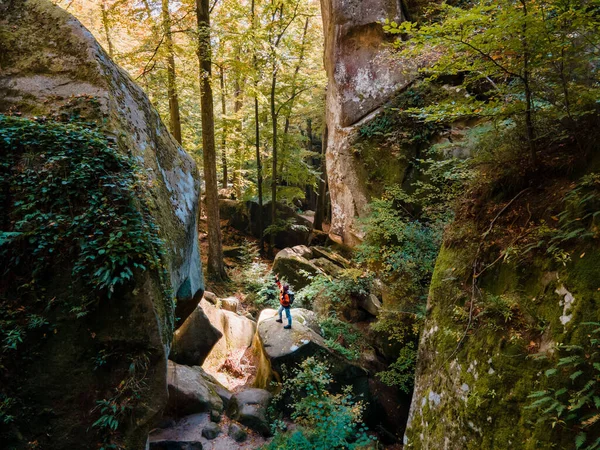 Viaggiatore Donna Con Zaino Piedi Sentiero Nello Spazio Copia Canyon — Foto Stock