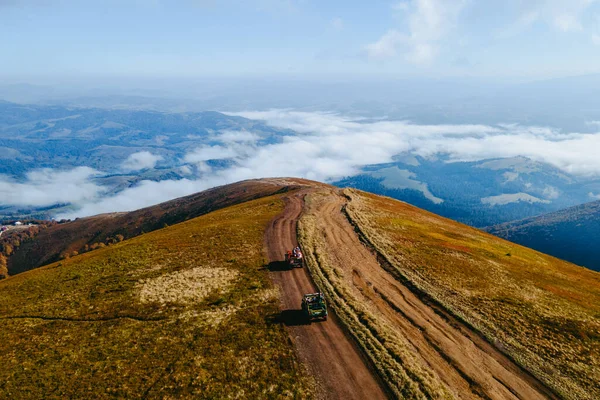 Vista Aérea Suv Road Travel Escalada Por Montanha Cópia Espaço — Fotografia de Stock