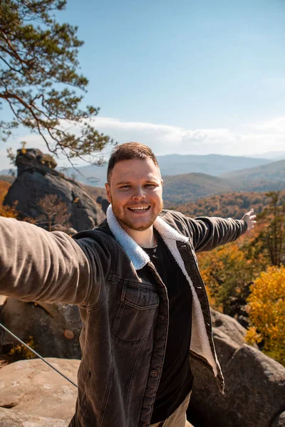 Man Hiker Taking Selfie Top Dovbush Rocks Ukraine Autumn Season — Stockfoto