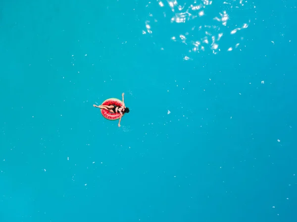 Bovenaanzicht Van Vrouw Drijvend Opblaasbare Ring Blauw Zeewater Zonnebaden — Stockfoto