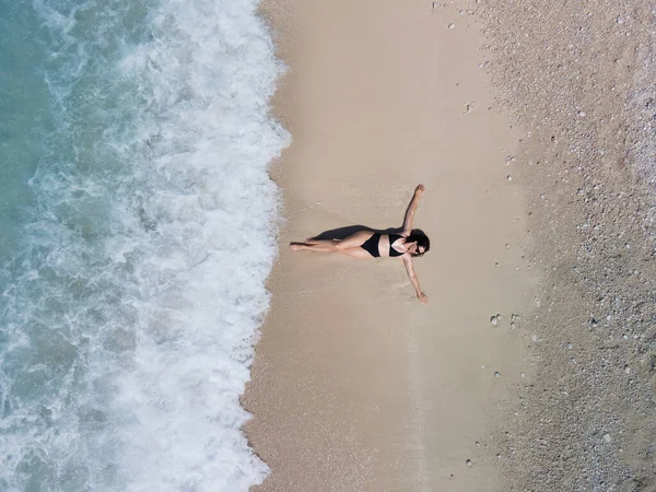 Vista Aérea Mulher Banho Sol Maiô Preto Praia Areia Costa — Fotografia de Stock