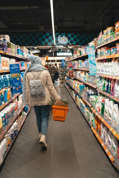 Woman Winter Outfit Groceries Shopping Copy Space Covid Mask — Stock fotografie