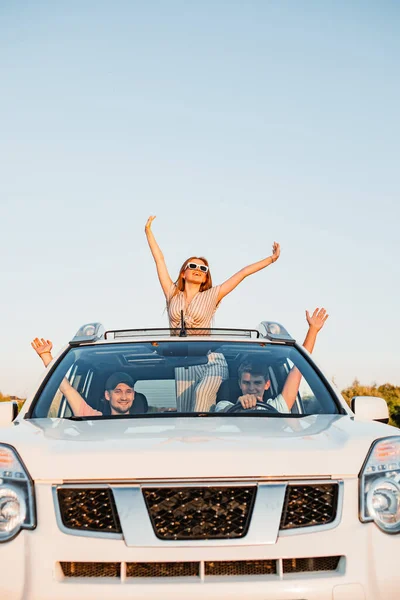 Viagem Carro Pessoas Felizes Divertidas Ficar Colocar Telhado Sol Viagem — Fotografia de Stock