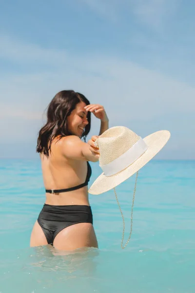 Femme Sexy Dans Vue Bleue Sur Eau Mer Par Derrière — Photo