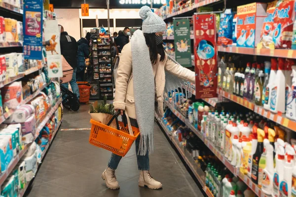 Woman Winter Outfit Groceries Shopping Copy Space Covid Mask — Photo